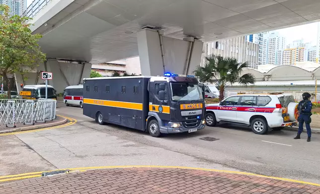 載著黎智英的囚車駛入法院。　巴士的報記者攝