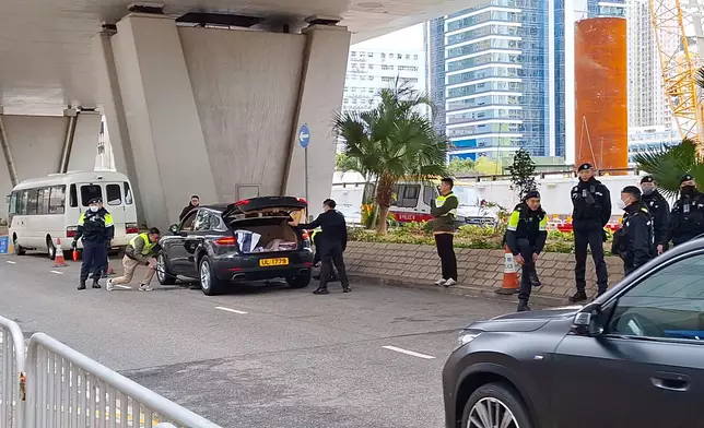 警方繼續在庭外加強保安，抽查車輛。 巴士的報記者攝