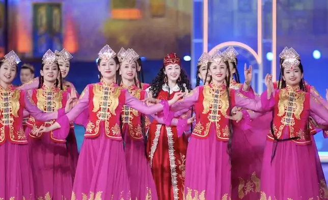 迪麗熱巴身穿維族傳統服裝在央視春晚銜喀什分場領銜表演。
