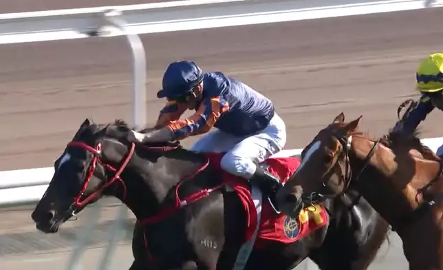 重頭戲賀年盃，「紅運帝王」（左）力壓「綠族無限」捧走賀年盃。 HKJC Racing FB