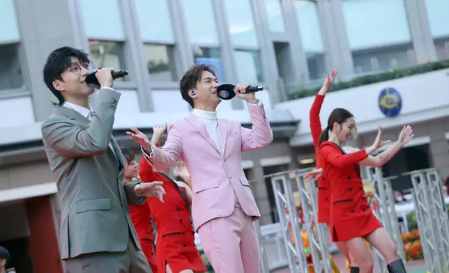 賽前有吳業坤和周吉佩獻唱。 HKJC FB