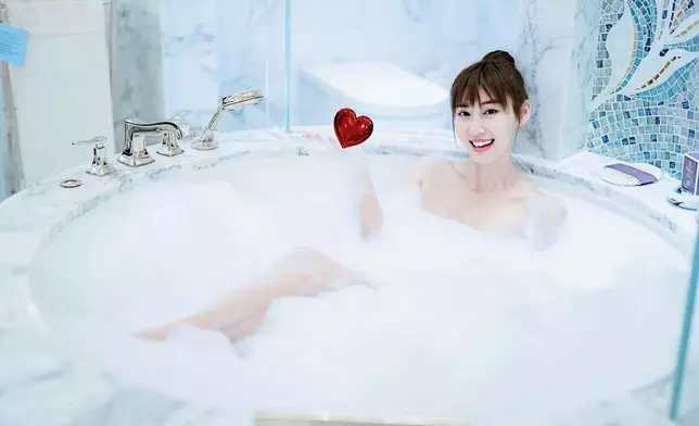 莊韻澄沖泡泡浴。