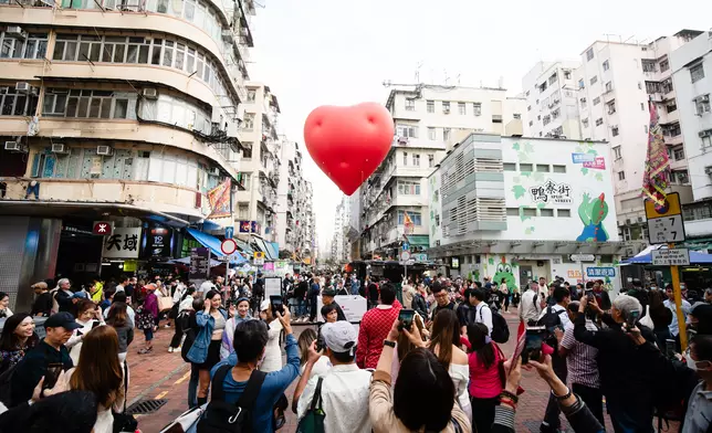 3 米紅心今日「快閃」現身深水埗桂林街，吸引大批遊人觀賞。