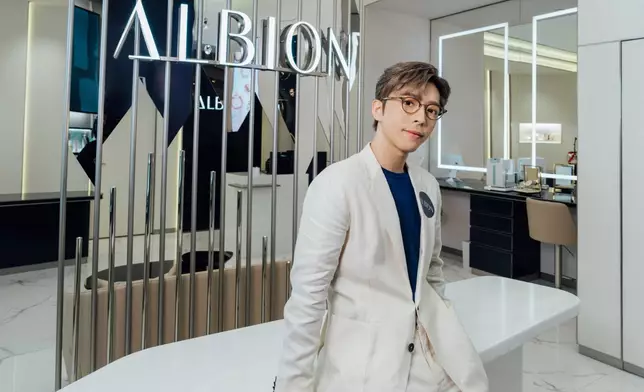 現時他話先專心工作