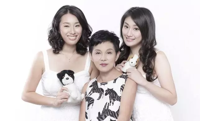 李影與前夫育有兩名女兒。