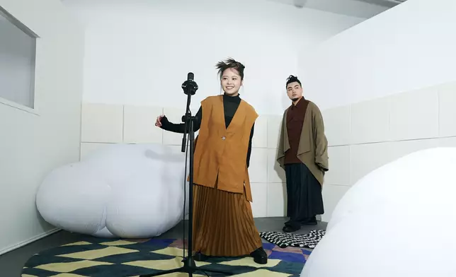 Pollie最喜歡歌詞當中的一句「我跟我都不和」。