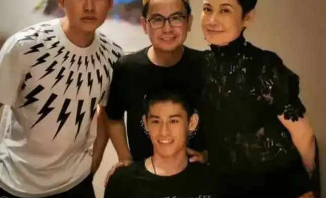 黃一山與曾任職深圳電視台的太太杜婷婷於1995年在港結婚