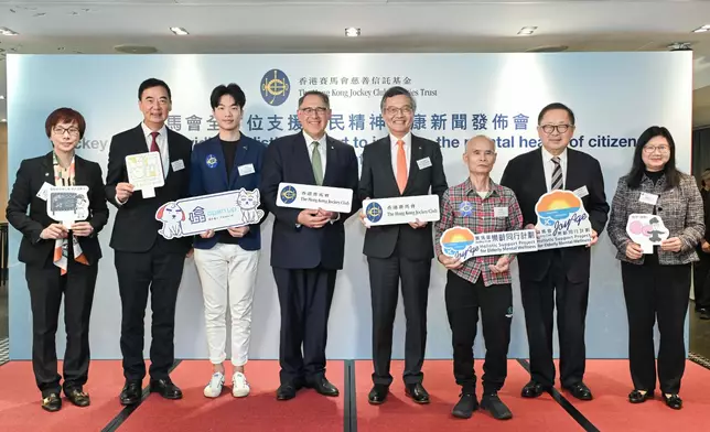 馬會董事黃嘉純（左四）、精神健康諮詢委員會主席林正財醫生（右四）、安老事務委員會主席暨「賽馬會樂齡同行計劃」諮詢委員會召集人李國棟醫生（右二）、社區投資共享基金委員會主席暨「賽馬會平行心間計劃」諮詢委員會召集人關則輝（左二）、馬會慈善事務部主管（健康社區）陳載英（右一）、馬會慈善事務部主管（青年發展及扶貧項目）應鳳秀（左一），以及「賽馬會樂齡同行計劃」受惠者（右三）和「賽馬會平行心間計劃」受惠者（左三）一同合照。