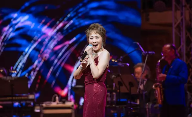 尤雅姐唱出「往事只能回味」、再加「愛拼才會贏」和「溫情滿人間」便為她今次香港演唱會劃上原美句號。