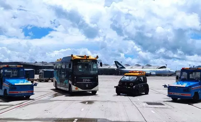 香港國際機場使用不同功能的自動車，包括自動駕駛拖車(左一及右一)、自動駕駛巡邏車(右二)，以及自動駕駛小型巴士(左二)。(林世雄網誌圖片)