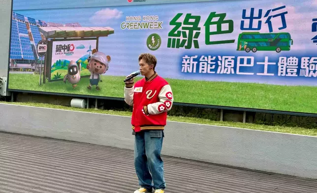 現場演唱了兩首歌。