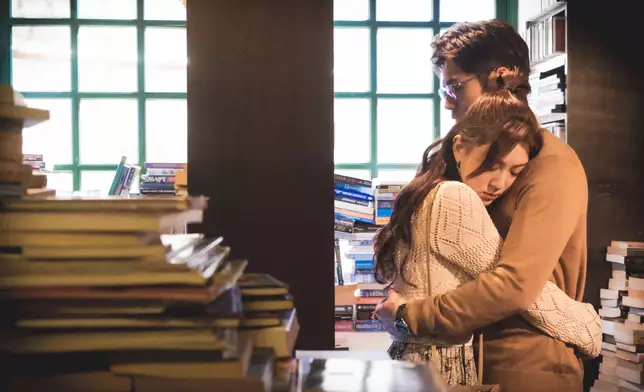 Mira同Tim喺書店浪漫擁抱，畫面唯美。