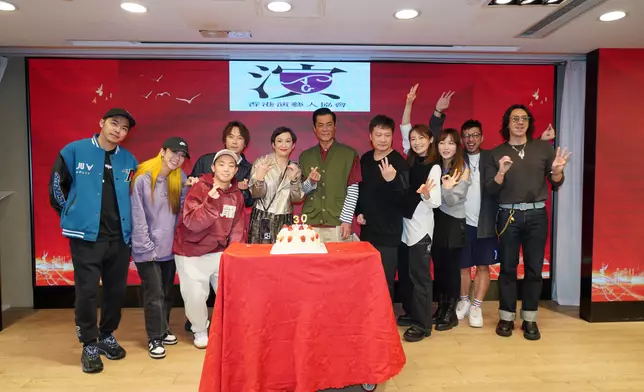 余安安親製蛋糕慶祝香港演藝人協會成立30周年。