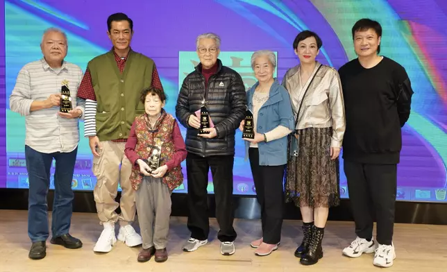 四位獲頒「傑出演藝大獎」的前輩藝人余金珠、徐廣林、高爾珩及周驄，跟古天樂、余安安和錢嘉樂合照。