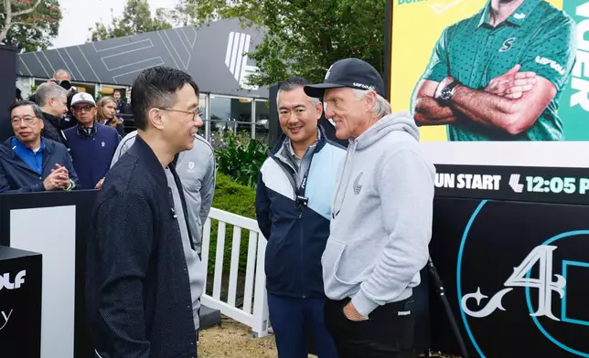 LIV Golf 行政總裁格諾曼及香港哥爾夫球會會長郭永亮向文化體育及旅遊局局長楊潤雄介紹LIV Golf 。