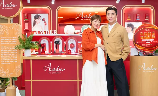 洪永城的自家美容護膚品牌成立一週年，太太梁諾妍驚喜現身支持老公。