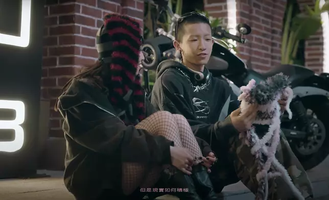 Chiutung終於恨到有男主角同自己一齊拍MV。