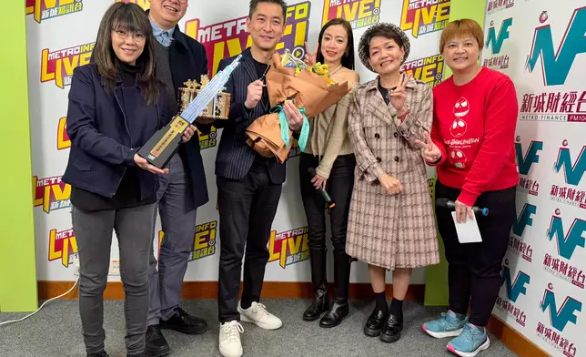 左起：新城廣播有限公司總經理（數碼媒體及業務拓展）陳小芝、總經理（節目規劃及頻道運作）朱子昭、藝人經理人及項目總監范振鋒、李思欣、知訊台台長程凱欣