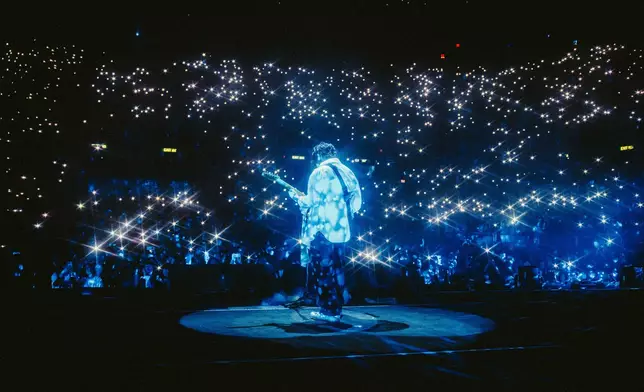 廣仲唱出《不想去遠方》時，歌迷齊亮起手機的電筒，現場一片燈海，十分壯觀。
