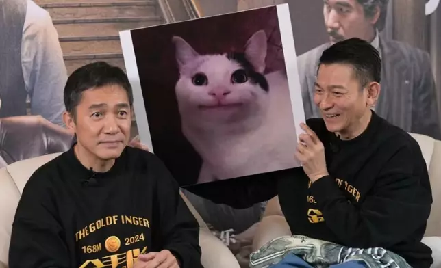 偉仔早前與劉德華在《金手指》的訪問中，亦提起過「抿嘴貓」這張經典meme圖。