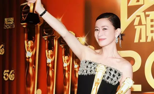 佘詩曼憑TVB劇集《新聞女王》「Man姐」首位「三料視后」。