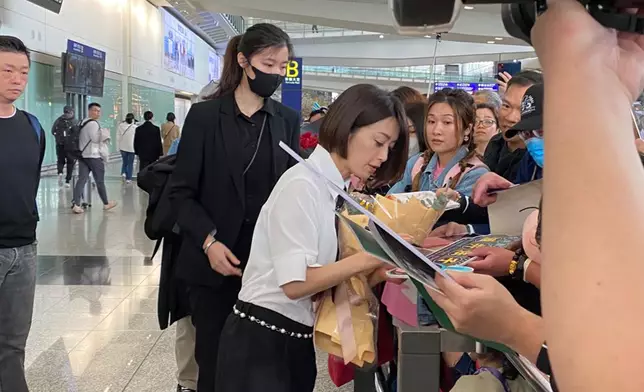 早前酒井法子抵達香港，展開3天2夜的宣傳行程，一向親民的她相當「識做」，主動走近粉絲面前幫她們簽名和影合照。