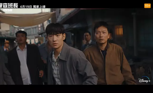 李東輝（右）飾演脾氣火爆外號「瘋狗」的兇殺案偵查組成員金相淳（影片截圖）