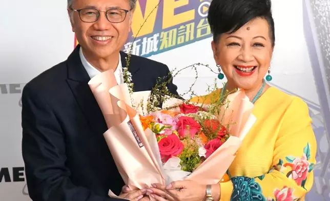 新城廣播董事總經理宋文禧送花給薛家燕。