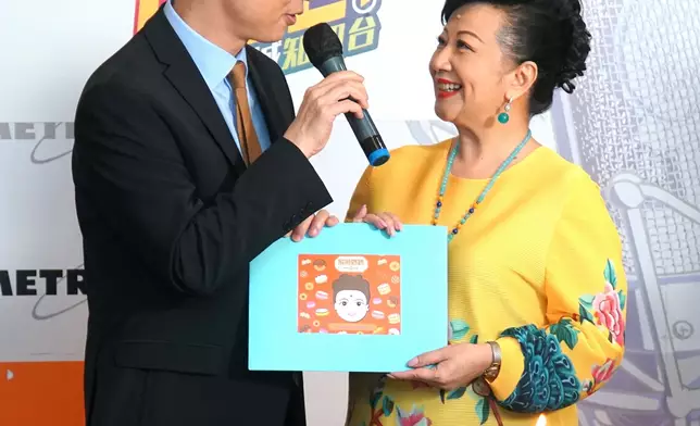 新城廣播首席營運總監馬浚偉代表新城全台同事送上生日咭。