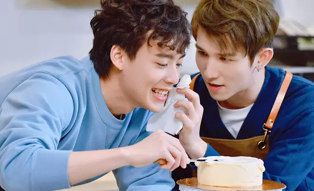 MV中與男生一起甜蜜的做士多啤梨蛋糕。