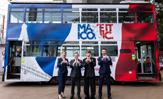 魏浚笙與法國駐華大使白玉堂先生（左二）、法國駐港澳總領事杜麗緹女士（左一）等登上「Make It Iconic, Choose France電車」。