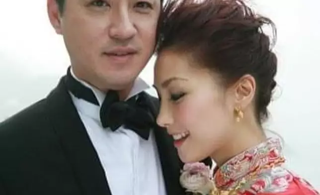 袁彩雲貼出與老公的陳年婚照慶祝結婚15周年。