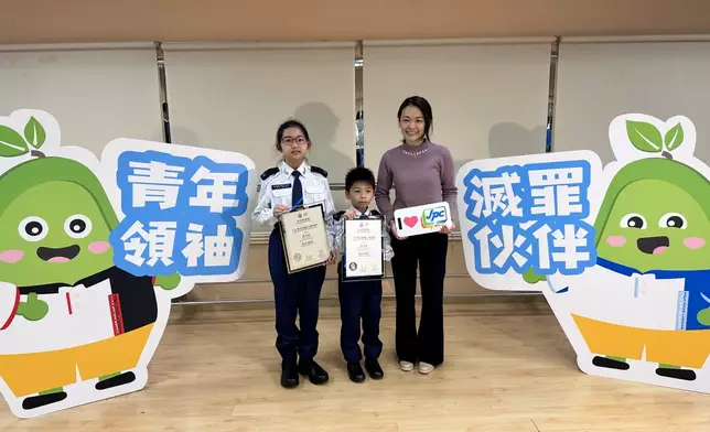 最年輕銀星章得獎陳瑋綽（中）與銀星章得獎者陳奕嘉（左）以及他們的媽媽（右）