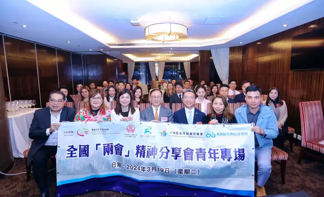 左起大灣區青年發展促進會首席會事務顧問徐小龍MH、(左二) 寧港青年交流促進會兼大灣區青年發年促進會主席、寧夏青聯常務委員會兼港區召集人、寧夏社團聯會青委會代表譚麗時、(左三) 港區全國人大代表黃冰芬、(中) 全國政協委員李君豪BBS、(右三) 港區全國人大代表林至穎、(右二) 香港中山社團總會青委會主席兼大灣區青年發展促進會常務副主席彭詩敏及(右一) 大灣區社創公益總會會長楊淼