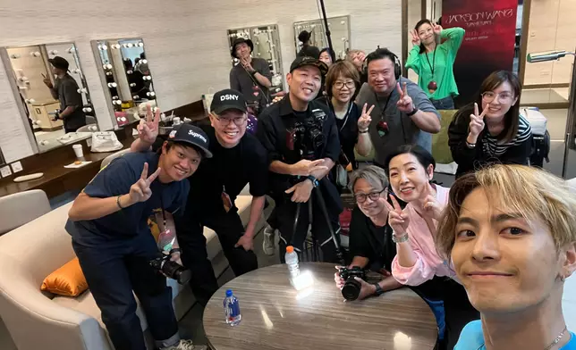 王嘉爾同一班工作朋友selfie，完全零架子。