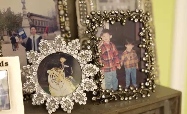 大廳放滿Kim一家人的照片。