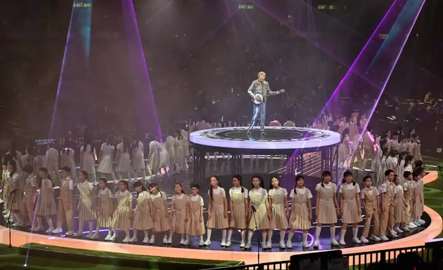 許冠傑與一眾香港兒童合唱團小朋友温馨合唱。