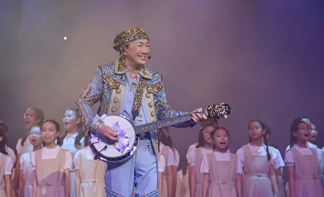 許冠傑與一眾香港兒童合唱團小朋友温馨合唱