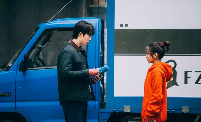 MV中，邱鋒澤飾演傻氣十足的速遞員，艾薇則是宅女購物狂。