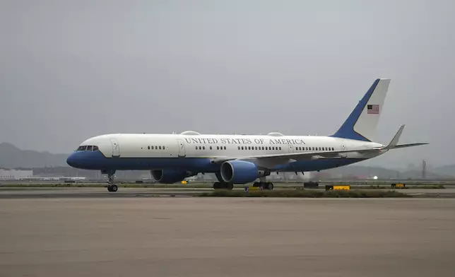 耶倫專機抵達廣州。 AP圖片