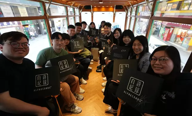 雖然實體碟製作費好貴，但Alfred指只要有人買同要他簽名，他都會製作。