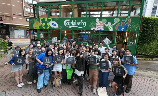 Alfred日前在電車舉辦新歌試聽會及簽名會。