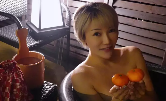 去年兩公婆去日本箱根浸溫泉時，李璧琦曾分享疑似全裸的性感照。