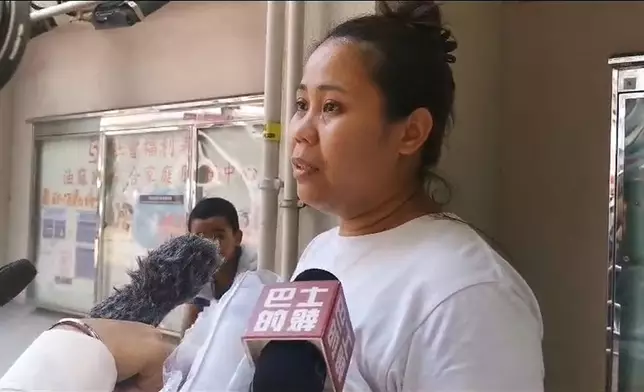 非華裔女住客表示，一家人住在大廈已有5年多，第一次見這麽大火，感到非常害怕。(巴士的報記者攝)