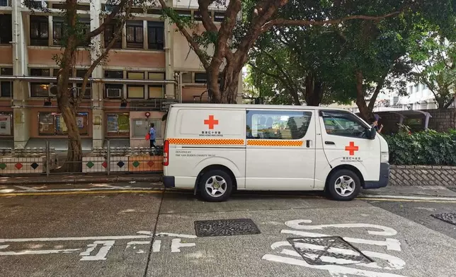 香港紅十字會亦有派車到社區中心外提供協助。(巴士的報記者攝)