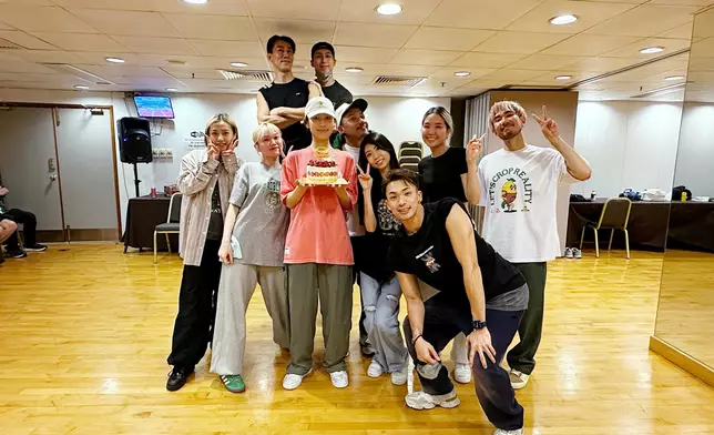 去到排舞室練舞，舞蹈總監林文輝老師亦與舞蹈員為Gigi準備了生日蛋糕。