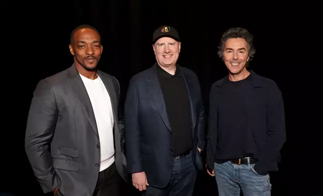 （左起）Anthony Mackie, Kevin Feige, President, Marvel Studios, and Shawn Levy