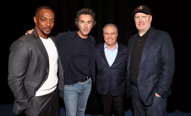 （左起）Anthony Mackie, Shawn Levy, Alan Bergman, Co-Chairman, Disney Entertainment, and Kevin Feige, President, Marvel Studios