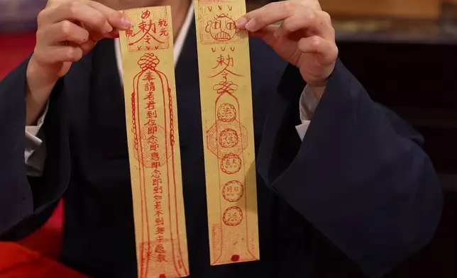 陳佇銘師傅左邊畫的符，較Jojo右邊的符更有行氣。