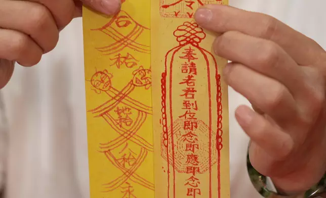 陳佇銘師傅左邊畫的符，較Jojo右邊的符更有行氣。